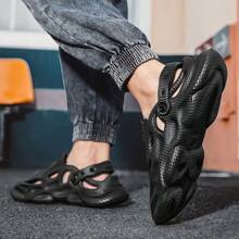 Sandalias al aire libre casuales de moda y zapatos con agujeros para hombres, zapatillas interiores de moda de estilo coreano