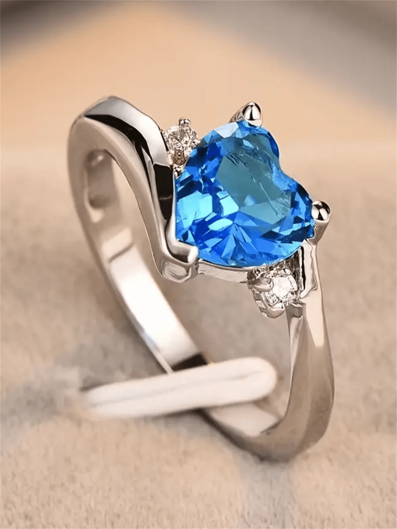 1只藍色心形寶石和裝飾戒指,適用於女性的訂婚和婚禮求婚
