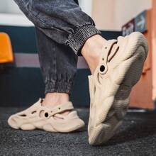 Sandalias huecas informales y modernas para hombre, zapatos de playa, zapatillas de exterior de de estilo coreano para el hogar