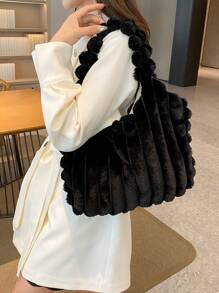 柔软黑色毛绒大容量单件装背心包，休闲单肩包，手提包，适合女性日常使用、购物、约会，是送给女孩、女性、大学生、职场新人及白领的秋冬季礼物，也是秋季必备、冬季保暖的理想之选。 - 黑色 - 查看 5