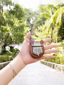 1入迷你8鍵卡林巴指奏琴，便攜式馬林巴音樂拇指鋼琴掛墜，可懸掛繩，是孩子、成年人和初學者的獨特禮物（掛飾隨機顏色） - 棕色 - 查看 2