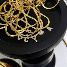 1 件 18k 鍍金鈦鋼鎖骨鏈帶英文字母吊墜嵌水鑽,適合女士日常佩戴 - 金黃色 - 查看 3