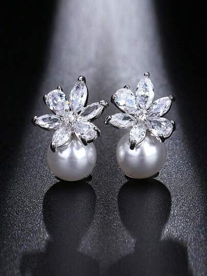 一对时尚叶形仿珍珠水钻耳钉，适合新娘或女士佩戴，优雅简约。情人节配饰。