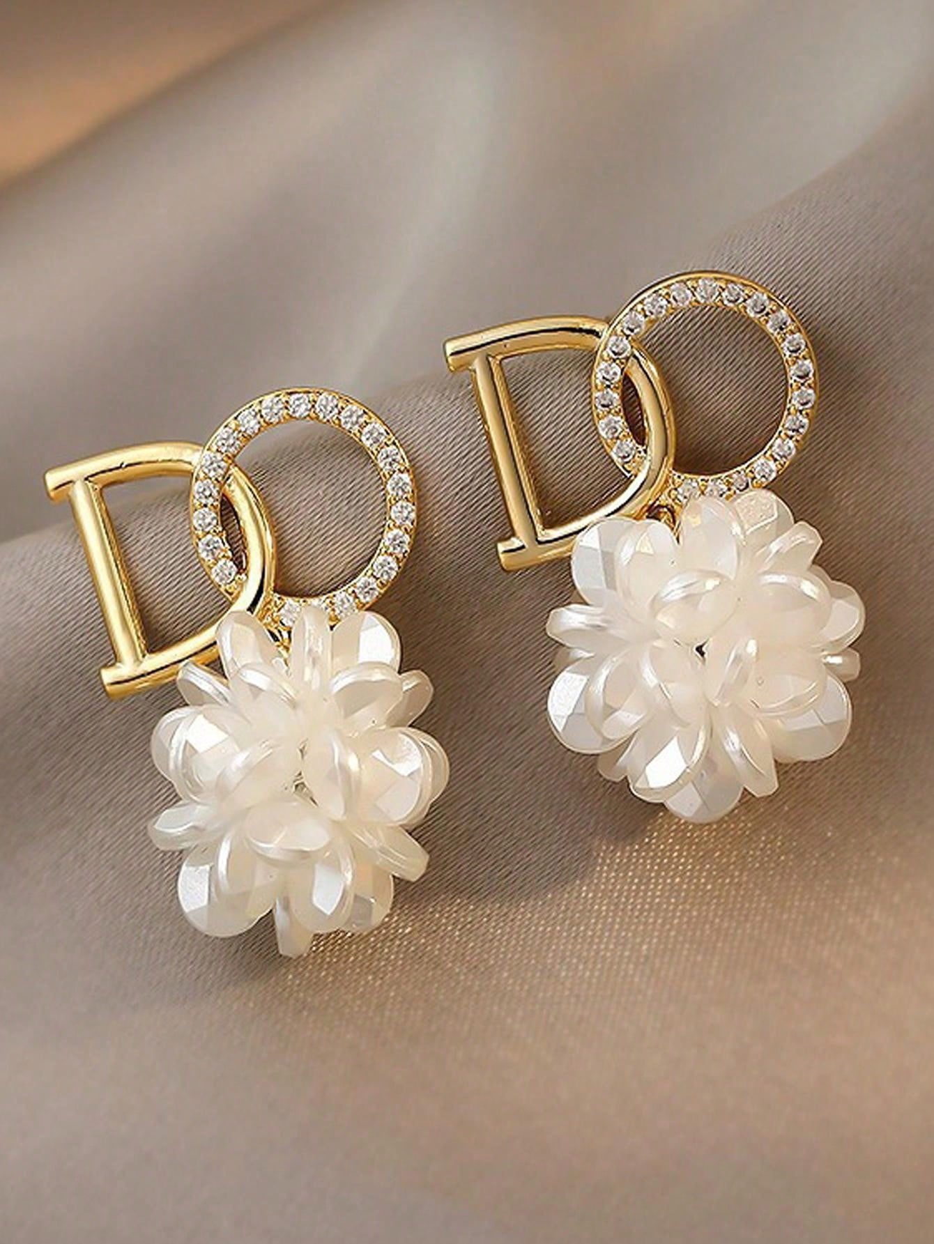 1 Pair White Floral Earrings With Rhinestone Decor, Made Of Alloy