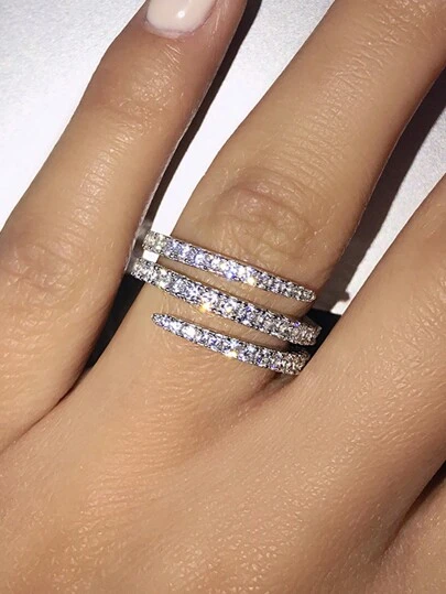 1 件极简主义新娘微镶全钻戒指，三圈环绕式订婚戒指