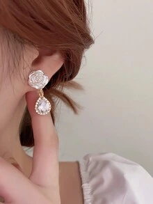 1對女士白色樹脂花和豪華鑲嵌水晶耳環,適合上班、派對和夜生活 - 白色 - 查看 6