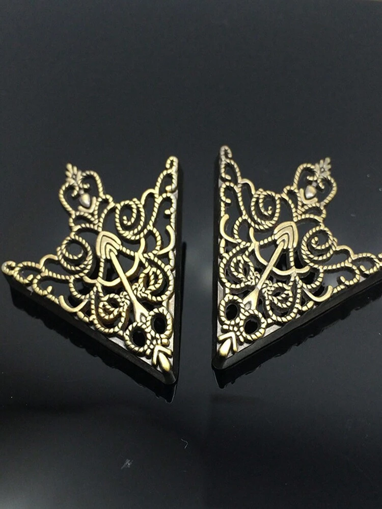 1 Pair Vintage Palace Collar Pins For Men's Dress Shirts, Antique Bronze Tone Hollow Flower Trim Triangle Collar Clips Elegant
