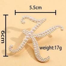 1 件字母“k”珍珠胸針帶水鑽和鋅合金金屬服裝配飾 - 彩色 - 查看 2