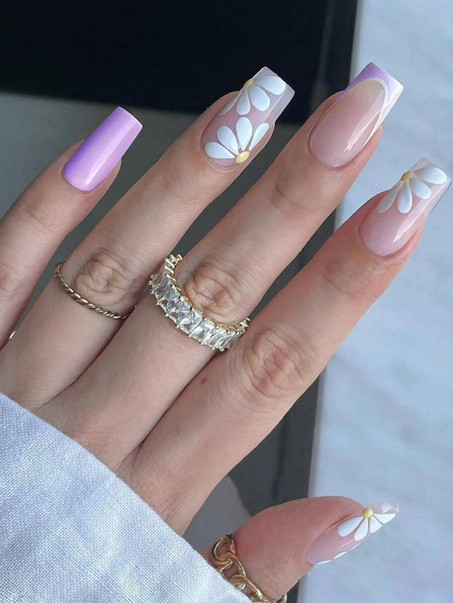 透過添加浪漫元素,讓你的指甲變身。本套裝包括24片長方形指甲片,淺紫色法式設計,並飾有大面積的花朵和菊花圖案,適合女孩日常穿戴或野餐時穿著。 - 淡紫色 - 查看 1