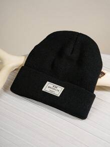 1件女式編織羊毛帽配標籤和字母刺繡線,保暖和時尚休閒