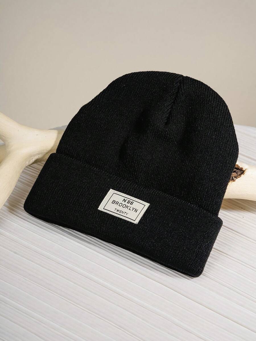 1件女式編織羊毛帽配標籤和字母刺繡線,保暖和時尚休閒