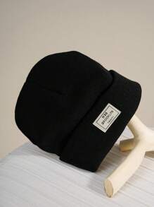 1件女式編織羊毛帽配標籤和字母刺繡線,保暖和時尚休閒