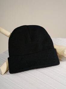 1件女式編織羊毛帽配標籤和字母刺繡線,保暖和時尚休閒