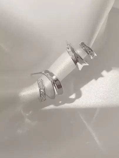 Un par de pendientes con forma de C de doble capa, de y moda para mujeres, adornados con circonitas cúbicas superbrillantes, chapados en cobre plateado, diseño creativo de nicho, pendientes elegantes en forma de medio círculo, dulces y refrescantes para estudiantes y niñas cool, adecuados como accesorios de uso diario para mujeres