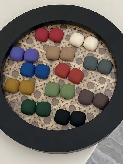 1雙復古風格啞光質感紋理方形糖果顏色耳釘在各種各樣顏色,秋冬系列