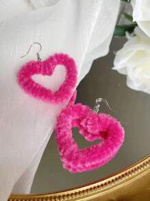 1 对玫瑰红色毛绒超大心形吊坠耳环，秋冬款情人节