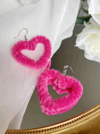 1 par de pendientes colgantes con forma de corazón esponjoso en color rojo rosa, estilo otoño-invierno para San Valentín