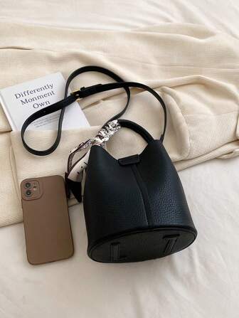 女士秋冬新款时尚简约围巾PU大容量水桶包，女士手提包和单肩包