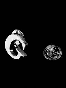 1個簡約時尚的男士字母造型胸針