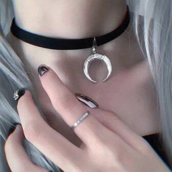 1pc Fashionable Punk Gothic Style Crescent Moon Pendant Short Velvet Choker Necklace With Alloy Chain For Women, Suitable For Daily Wear