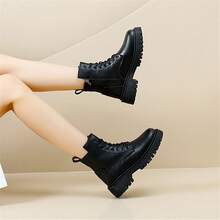 女士英倫風情短靴,秋天2023新品到貨,防水台跟,側拉鍊,Ins流行風格,摩托車靴子