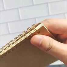 1本螺旋裝訂的筆記本,內頁有水平線條,非常適合記錄日記 - 棕色 - 查看 3