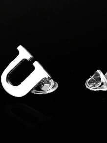 1個簡約時尚的男士字母造型胸針