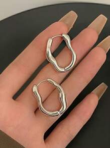 1 Paar asymmetrische, einfache, geometrische Ohrclips in Silberfarbe, geeignet für den täglichen Gebrauch von Frauen