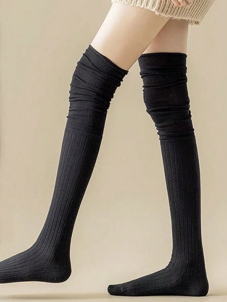 1双女士过膝冬季保暖靴袜，长款及膝，舒适保暖