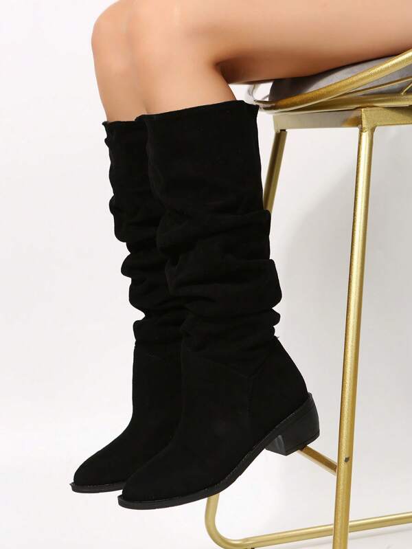 Botas Altas De Cano Direito Para Mulheres Com Saltos Grossos, Pernas Largas E Design De Colagem. As Botas Coloridas Sólidas Com Estilo Europeu E Americano São Decoradas Com Botas Retrô Enrugadas Com Ponta Apontada E Fashion.