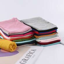 2 件装白色和黑色丝绸般光滑面料直管头带适合日常佩戴女士围巾套装