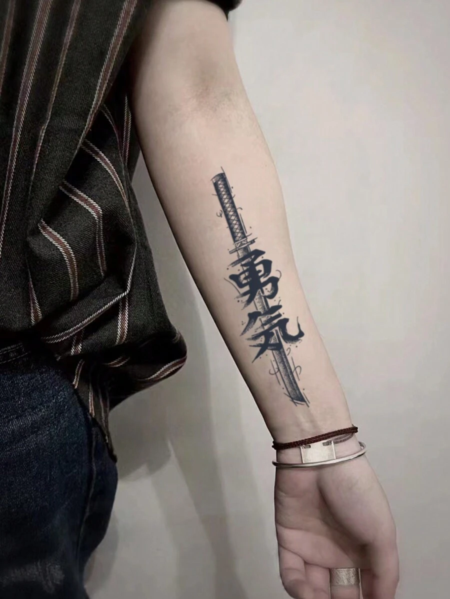 1 pieza Tatuaje temporal impermeable y sin reflejo con patrón de espada samurái para hombres, brazo - Negro - Ver 1