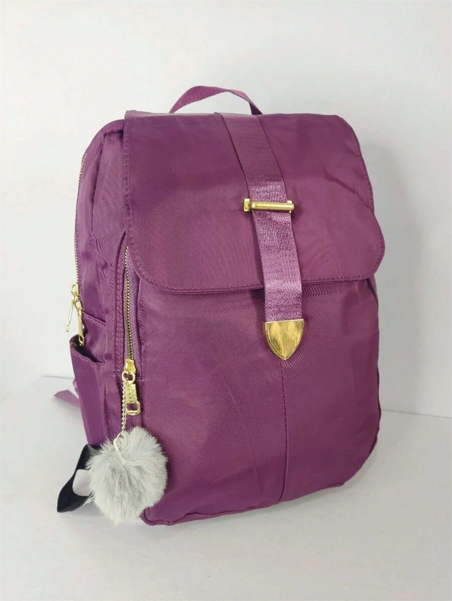 mochila feminina média com tampa anti furto e pompom