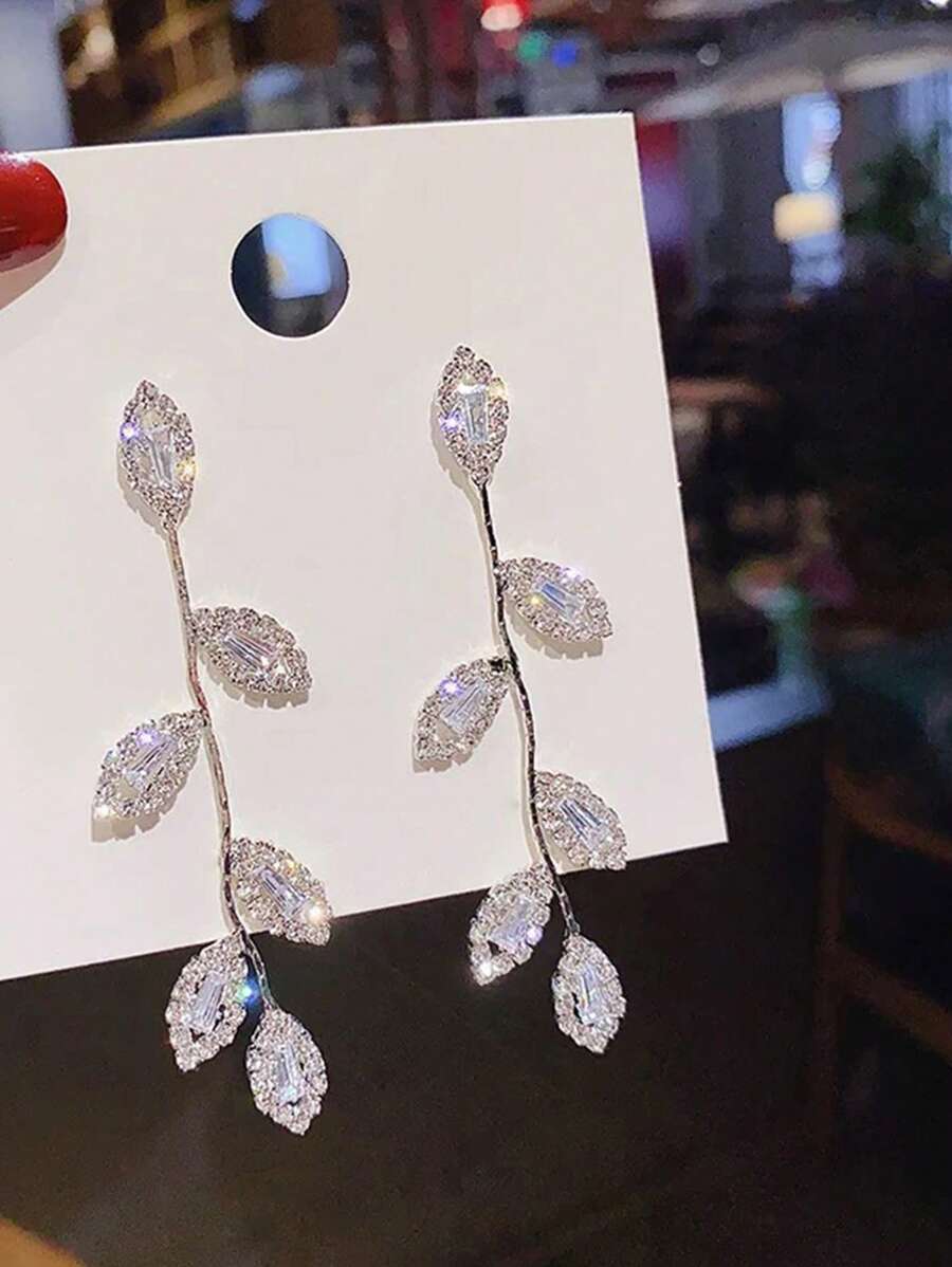 1 Paar elegante Ohrringe der Frauen in Silberfarbe mit blattförmigem Design und Strass Dekor, geeignet für Neujahr, Hochzeit und Halloween - Silber - Übersicht 1