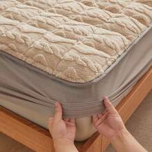 3 件套簇絨羊毛床笠套裝 - 蓬鬆床墊罩,帶深袋超柔軟溫暖毛絨被子床墊保護罩,彈力可達 20 英寸 - 駝色 - 查看 5