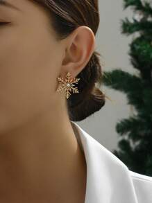 1pair Simple Yet Elegant Metallic Snowflake Shaped Earrings For Women, Perfect For Christmas Vacation And New Year As Versatile Stud Earrings Or Gifts - Snowflake - View 4