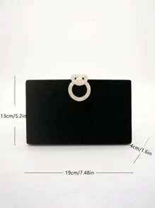 Una elegante e raffinata borsa da sera da donna di forma quadrata di colore nero, con una chiusura rotonda in metallo e decorata con diamanti. È portatile e alla moda, versatile ed elegante. È una borsa perfetta per feste nobili, banchetti, matrimoni, feste e balli. Può essere abbinata ad abiti da sera, gonne e abiti da sposa per lo shopping ed essere utilizzata come borsa a mano, a spalla o a tracolla grazie alla sua catenella in metallo. Il design è semplice e alla moda, adatto anche per mostre e passerelle.