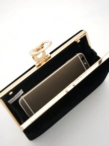 Una elegante e raffinata borsa da sera da donna di forma quadrata di colore nero, con una chiusura rotonda in metallo e decorata con diamanti. È portatile e alla moda, versatile ed elegante. È una borsa perfetta per feste nobili, banchetti, matrimoni, feste e balli. Può essere abbinata ad abiti da sera, gonne e abiti da sposa per lo shopping ed essere utilizzata come borsa a mano, a spalla o a tracolla grazie alla sua catenella in metallo. Il design è semplice e alla moda, adatto anche per mostre e passerelle.