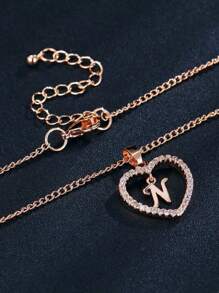 1 pieza Collar con colgante de corazón y letra de moda para mujeres, collar con dije con contorno de corazón y letras del alfabeto del A al Z, personalizable con nombre o aniversario, versátil para uso diario