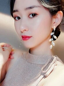 1 Paar elegante Ohrringe der Frauen in Silberfarbe mit blattförmigem Design und Strass Dekor, geeignet für Neujahr, Hochzeit und Halloween - Silber - Übersicht 3