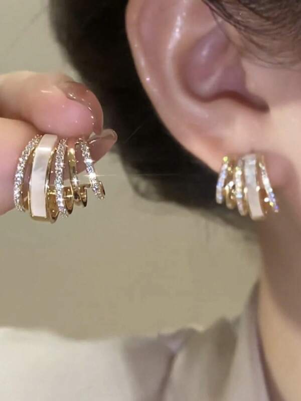 Andkiss زوج واحد من الأقراط العصرية ذات البطانة الصغيرة على شكل عين القطة على شكل حرف Cرمضان