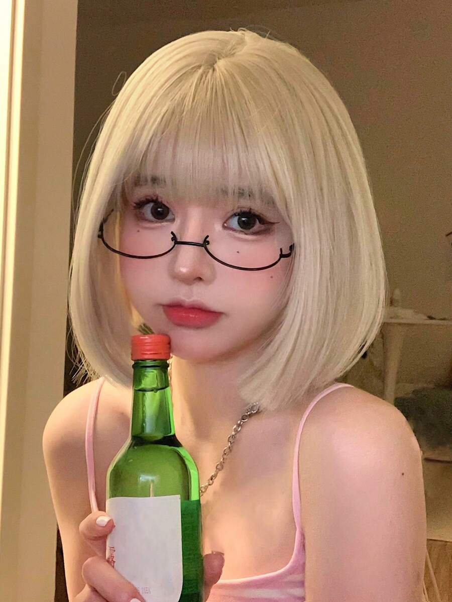 alicegarden 1 片合成耐热、短款 Bobo 直发假发，金色刘海，10 英寸长，全机器编织日常自然逼真假发 - 金色 - 查看 1