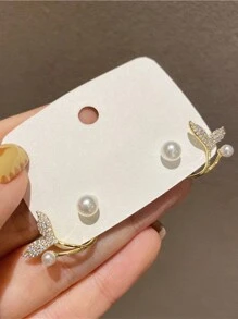 1對流行的鑲有鑽石和假珍珠的魚尾形耳環,多功能小耳釘女士耳環 - 金黃色 - 查看 2