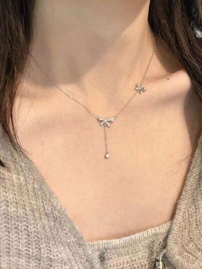 1入優雅獨特的蝴蝶形吊墜項鍊，鑲嵌鑽石和鋯石裝飾，適合女性日常佩戴
