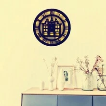 1入組30*30cm木質復古時鐘燈具,帶有led燈光效果,羅馬數字時鐘帶自粘鉤,採用光控+聲控晶片進行燈光控制,別墅閣樓結構造型,經過雷射雕刻的鐘面帶uv色調的復古木紋,適用於家居牆壁裝飾,採用機械時鐘運動,當天黑時且檢測到聲音時燈光會自動點亮,並於50秒後自動關閉,節能；時鐘運動使用1pc Aa電池,燈光電源使用2pc Aaa電池（不含電池）。 - 紅木色 - 查看 5