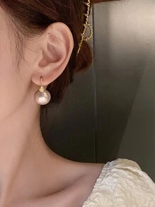 1對不鏽鋼韓國甜美精緻珍珠耳環，時尚簡約多用途設計，適用於日常上班通勤 - 香檳色 - 查看 1