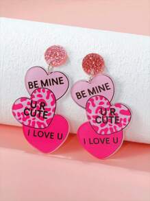 زوج من أقراط الأذن الأكريليك المزينة بثلاثة قلوب صغيرة، مناسبة للارتداء اليومي للنساء