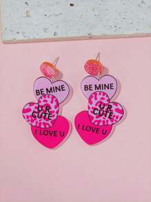 زوج من أقراط الأذن الأكريليك المزينة بثلاثة قلوب صغيرة، مناسبة للارتداء اليومي للنساء