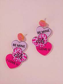 زوج من أقراط الأذن الأكريليك المزينة بثلاثة قلوب صغيرة، مناسبة للارتداء اليومي للنساء