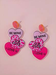 زوج من أقراط الأذن الأكريليك المزينة بثلاثة قلوب صغيرة، مناسبة للارتداء اليومي للنساء